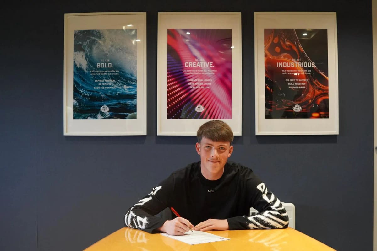 Joe Cowan signs professional contract — Sunderland news photo (Sunderland AFC)